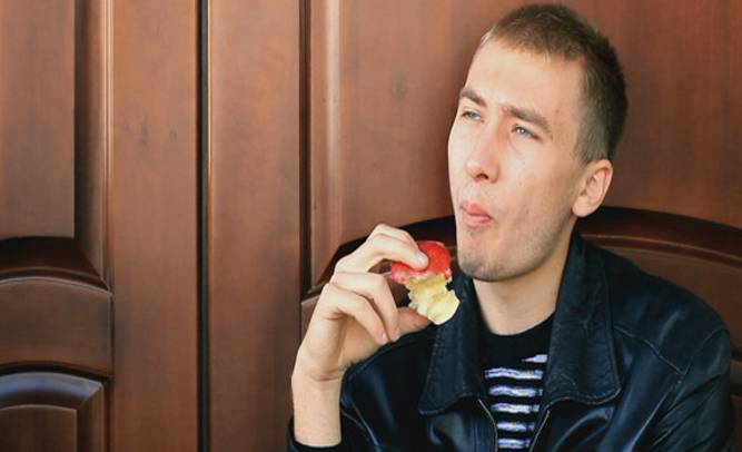 Man Who Ate an Apple a Day Never Went to Doctor, Dies at 27